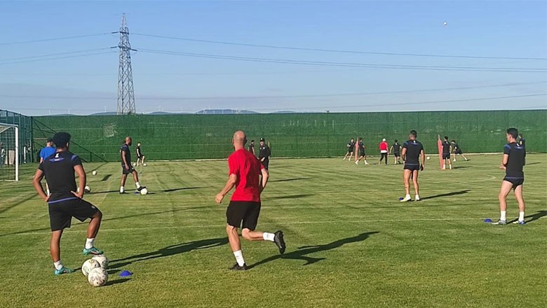Bandırmaspor taraftarları, bordo-beyazlı takımın antrenmanına gelerek futbolculara moral verdi.