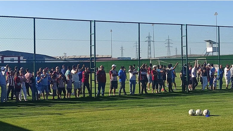Bandırmaspor taraftarları, bordo-beyazlı takımın antrenmanına gelerek futbolculara moral verdi.