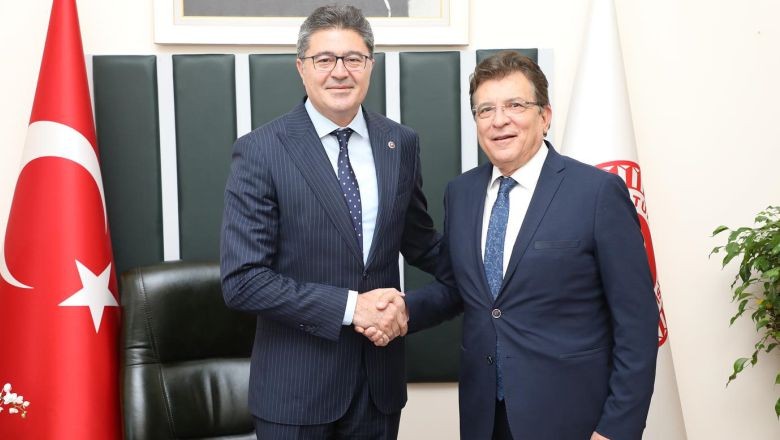 Başkan Arslan Vekilleri Mecliste Ziyaret Etti. Edremit Belediye Başkanı Hasan Selman Arslan, Türkiye Büyük Millet Meclisinde Balıkesir Milletvekillerini ziyaret etti. Edremit’in il olması konusunda destek istedi.