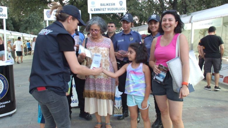 Burhaniye Polisi Kalabalığı Fırsata Çevirdi Burhaniye Polisi Kalabalığı Fırsata Çevirdi