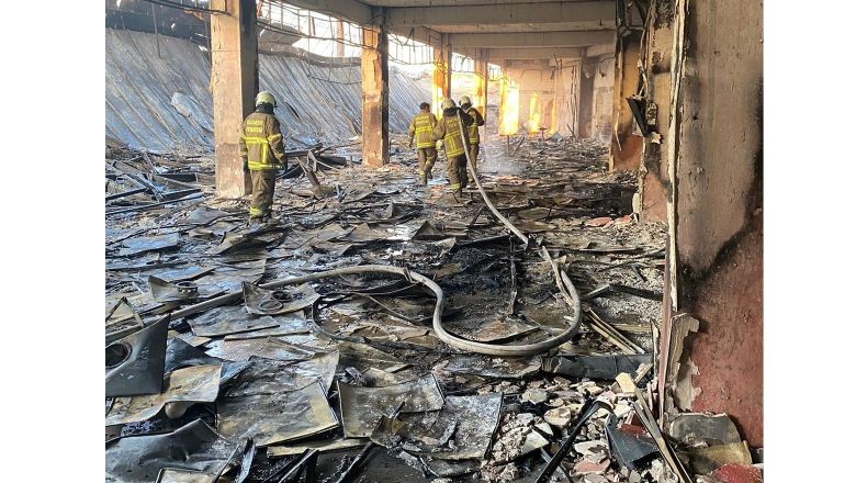Balıkesir'in Burhaniye ilçesinde, sabahın erken saatlerinde çıkan yangında bir mobilya mağazası küle döndü. Yangın sırasında mağazanın önünde duran bir kamyonet ile tekne de zarar gördü.
