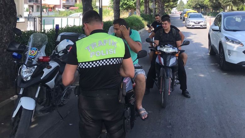 Burhaniye'de Yaz Sezonunda Trafik Denetimleri Arttı. Burhaniye ilçesinde, yaz sezonuyla birlikte ilçede yoğunluk arttı. Burhaniye Emniyet Müdürlüğü de ilçe trafiğinin aksamaması adına denetimlerini artırdı.