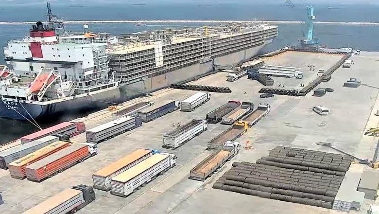 Balıkesir'de et fiyatlarını etkileyecek bir gelişme gerçekleşti. Uruguay'dan gelen 26 bin 875 adet ithal sığır Bandırma limanına yanaştı. 142 Alıcının beklediği sığırlar, yetkililerin aldığı önlemlerle sahiplerine hızlı bir şekilde teslim ediliyor.