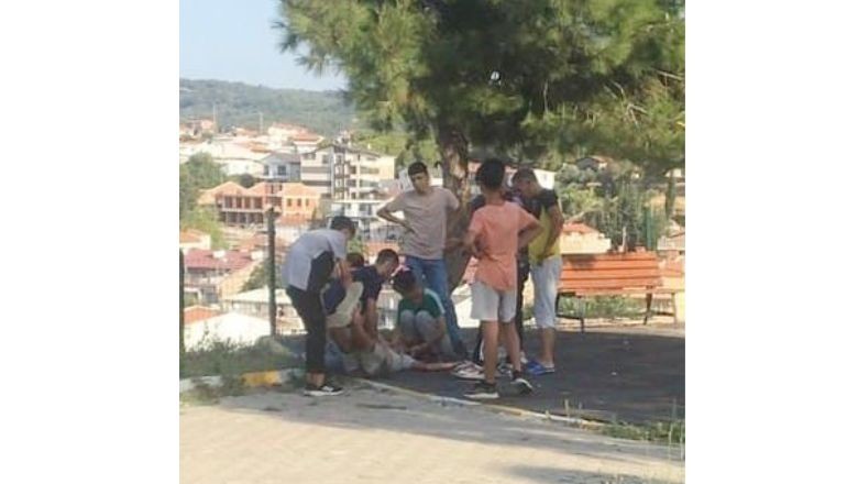 Çocuk Parkında Cinayet Arkadaşı Kalbinden Bıçakladı