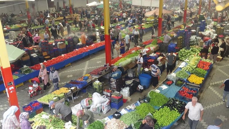 Sıcaklıklar Pazarcılara Zor Anlar Yaşattı Sıcaklıklar Pazarcılara Zor Anlar Yaşattı