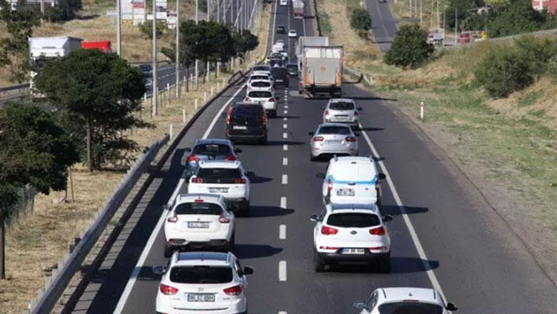  Bayram tatili dönüşü yollarda yoğunluk yaşanıyor. D100'De Bayram Dönüşü Yoğunluğu 