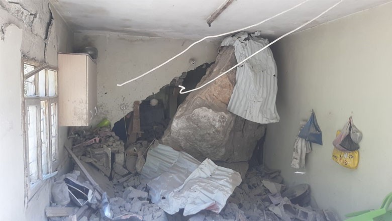 Deprem Sonrası Dağdan Kopan Devasa Kaya Parçası Evin İçine Girdi. Osmaniye’nin Kadirli ilçesinde dağdan kopan kaya bir eve girdi.