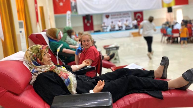 Dursunbeyli Kadınlar Kızılay'a Destek Verdi