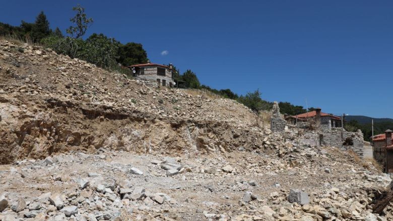 Edremit Belediye Başkanı İzinsiz Yıkılan Minare Alanına Gitti