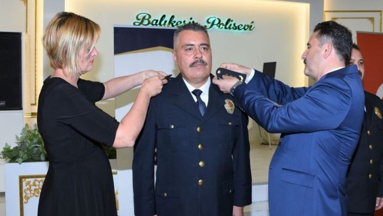 Edremit İlçe Emniyet Müdürü Terfi Rütbesini Eşinden Aldı. Edremit İlçe Emniyet Müdürü Burak Lehimer, ‘Emniyet Genel Müdürlüğü Değerlendirme Kurulu’ kararı ile 3. Sınıf Emniyet Müdürü rütbesinden 2. Sınıf Emniyet Müdürü rütbesine terfi etti.