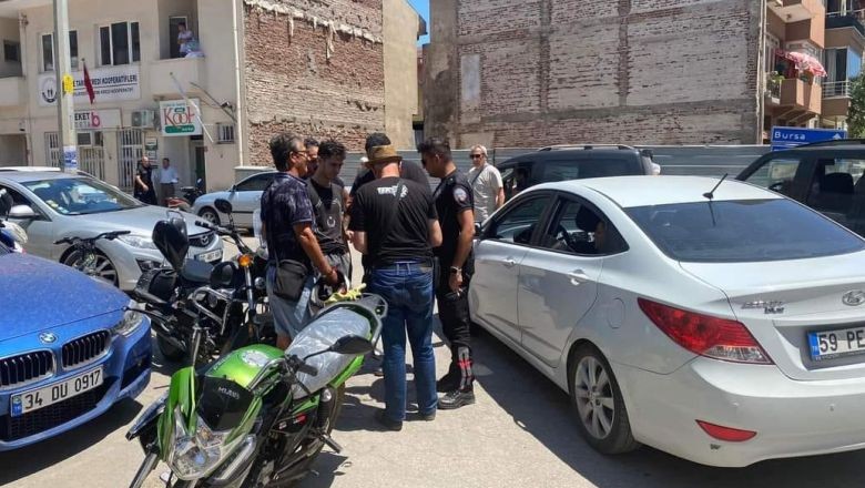 Erdek'te Otomobil Sürücüsü Motosiklete Çarptı. Balıkesir'in Erdek ilçesinde kaza meydana geldi. Kazada otomobil ile motosiklet çarpıştı. Çarpışma sonucu 1 kişi yara aldı.