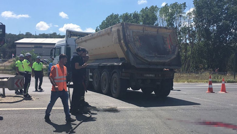 Motosiklet Sürücüsü Kamyonun Altında Kaldı.Kontrolünü Kaybeden Sürücü Hafriyat Kamyonunun Altına Girdi...