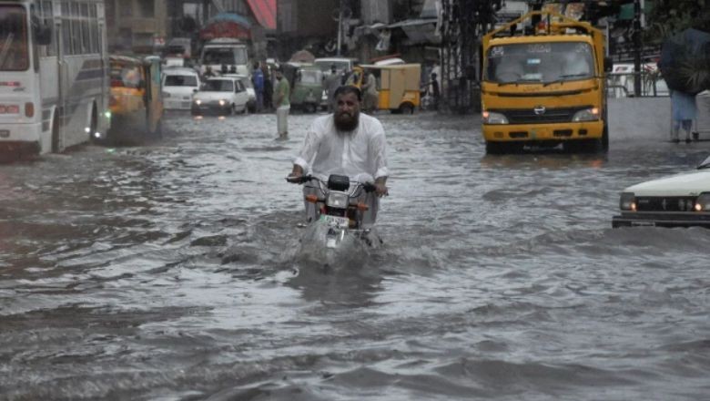 Pakistan'da Yüzün Üzerinde Ölü Var