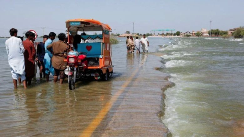 Pakistan'da Yüzün Üzerinde Ölü Var