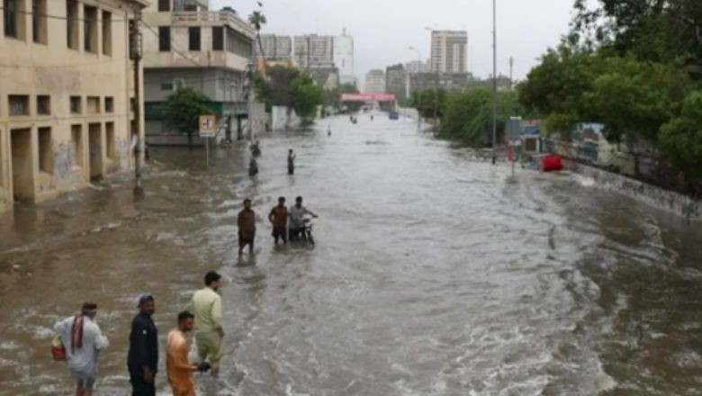 Pakistan'da Yüzün Üzerinde Ölü Var