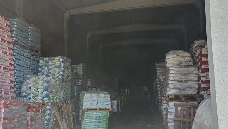 Balıkesir’in Susurluk ilçesinde Borsaya ait depoda yangın çıktı.Susurluk Ticaret Borsası Deposunda Yangın