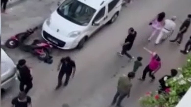 Yan Baktın Meselesinde Yumruklar Havada Uçuştu.İki genç arasında çıkan yan bakma tartışması sokağı ringe çevirdi...