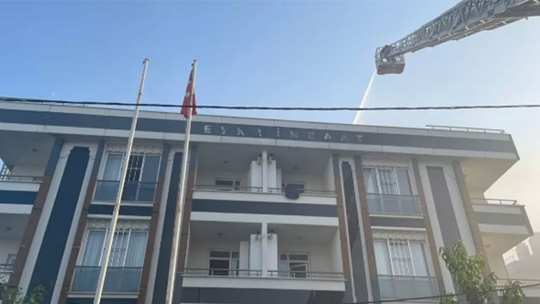4 katlı bir yaşlı bakımevinde bilinmeyen bir nedenle yangın çıktı.Yaşlı bakım evinde çıkan yangında can pazarı...