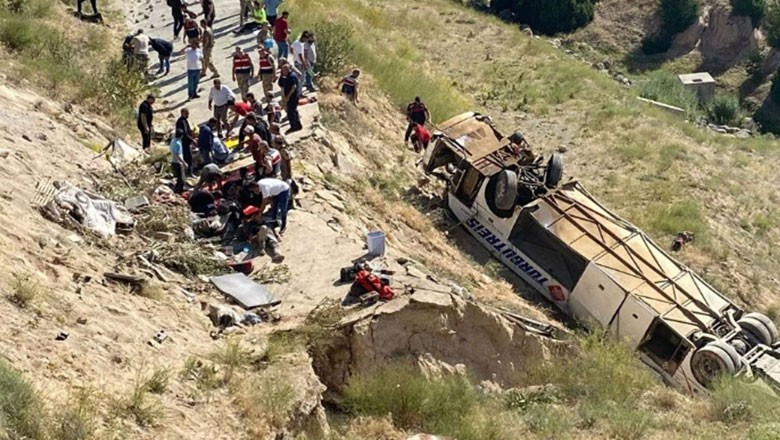 Yolcu Otobüsü Viyadükten UçtuYolcu otobüsü şarampole uçtu! ölü ve yaralılar var...
