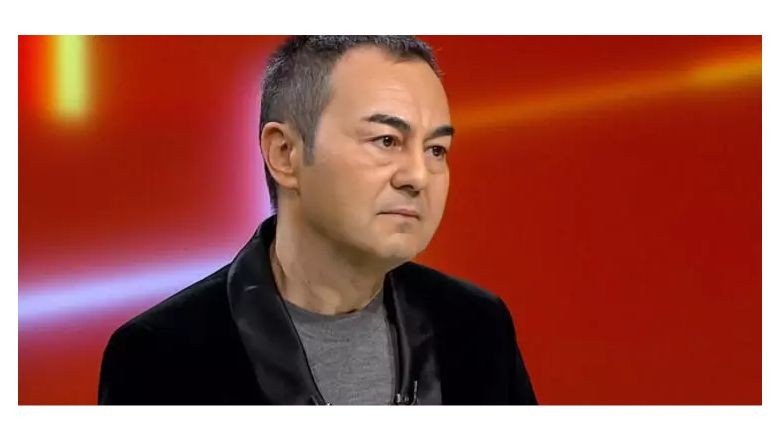 Yüzü Şişen Serdar Ortaç'tan Şaşırtan İtiraf. Serdar Ortaç, sosyal medya hesabında canlı yayın açtı. Takipçileriyle dertleşti. Ünlü şarkıcının yüzündeki şişkinlik takipçilerin dikkatini çekti.