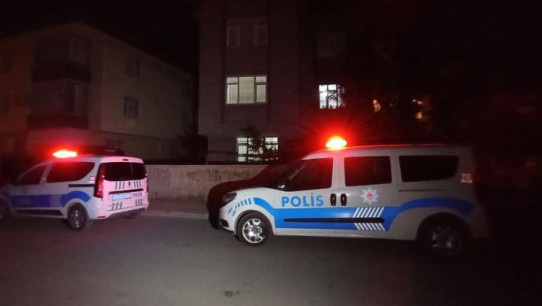 14 Yaşındaki Kız Dedesini Bıçakladı Yakalanınca Savunması Şaşırttı. Annesi tarafından bir süre kalması için dedesinin yanına bırakılan 14 yaşındaki genç kız, dedesini bıçaklayarak yaraladı. Neden yaptın sorusuna ise verdiği cevap herkesi şaşırttı.