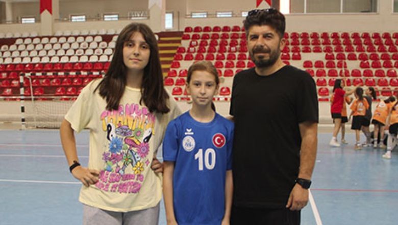 Ablasından Etkilendi Hentbola Başladı