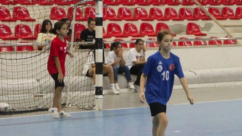 Ablasından Etkilendi Hentbola Başladı