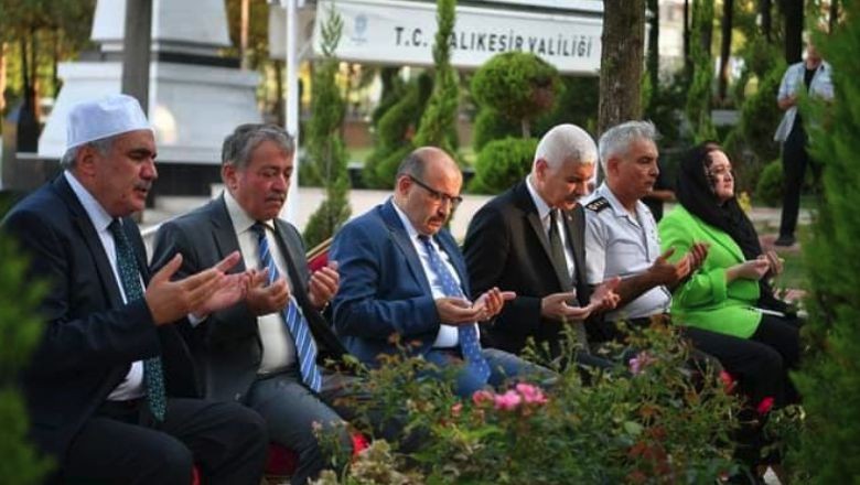 Balıkesir Valisi ve İl Müftüsünden Şehitlik Ziyareti