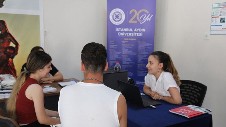 Balıkesir’de Üniversite Adaylarına Ücretsiz DanışmanlıkEdremit Belediyesi Öğrencilere ücretsiz danışmanlık hizmeti verdi...