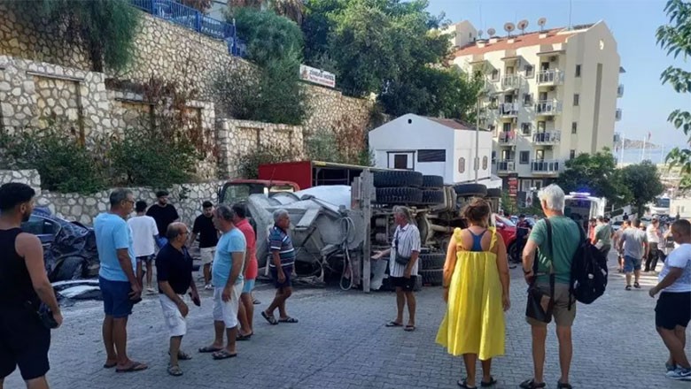 Beton Mikseri Sokağı Savaş Alanına Çevirdi.Kontrolden çıkan Beton Mikseri 11 aracı kullanılamaz hale getirdi...