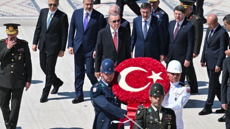 Cumhurbaşkanı Erdoğan ve YAŞ Üyeleri Anıtkabir'i Ziyaret Etti