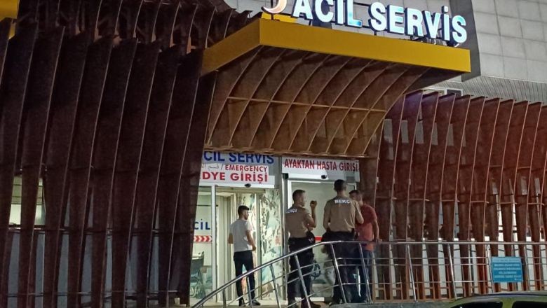 'Damar Yolu' Tartışmasında Doktora Yumruk Ve Tekmeyle Saldırdılar. Bir hastanenin acil servisinde görevli bir doktor, hasta yakını olduğu iddia edilen 20 kişinin saldırısına uğradı. Doktorla beraber bir güvenlik görevlisi ile bir yöneticide yara aldı.