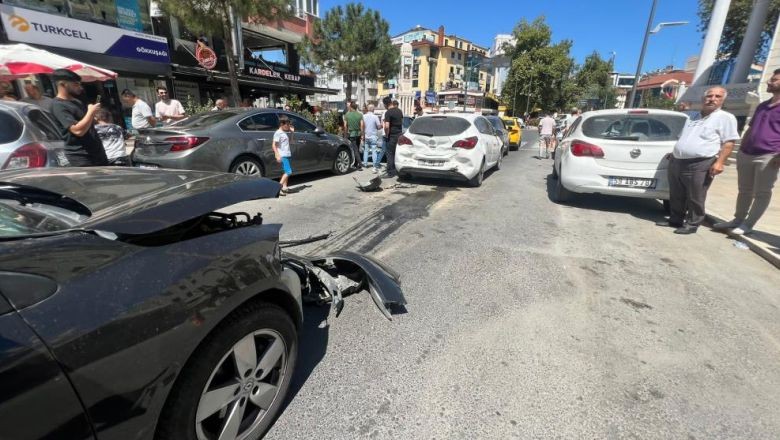 Gaz Pedalı Takılı Kalan Otomobil Dehşet Saçtı. Meydana gelen zincirleme kazada 6 otomobil ve 1 motosiklet birbirine girdi. 3 kişi yara aldı.