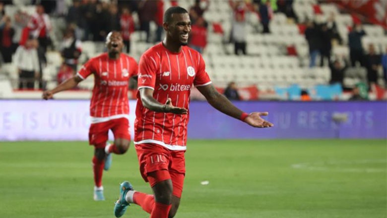 Haji Wright'tan Ters Köşe: Yeni Takımı Belli Oldu.Antalyaspor , Haji Wright'ın transferi için Coventry City ile prensipte anlaştı...