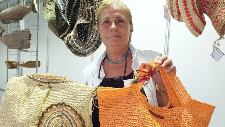 Kağıt İpler Çantaya Dönüşüyor Çantalar İki Genci Okutuyor. Semiha Yener, Burhaniye ilçesinde, kağıt iplerden ördüğü çantaların geliri ile iki çocuğunu üniversitede okuttuğunu anlattı. Örgü işini başkalarına da öğretmeye hazır olduğunu söyledi.
