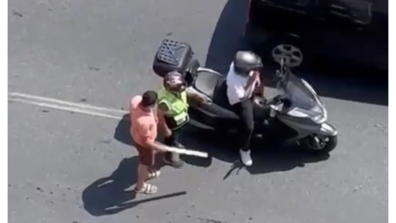 Öfkeli Sürücü Trafikte Dehşet Saçtı. Tır sürücüsünün seyir halindeki motosikletliyi sıkıştırmasıyla sopalı kavga çıktı. Motosikletlinin ittirmesiyle gözlüğü yere düşen tır sürücüsü, motosiklete sopayla saldırdı. 