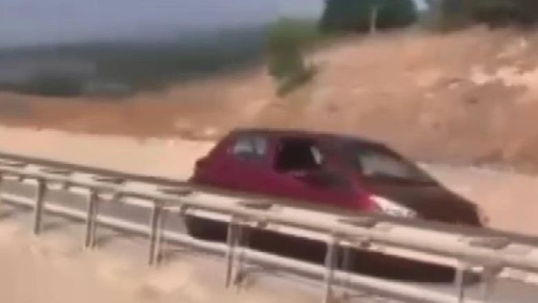 Ölüme Davetiye Çıkardı ! Otoyolda Ters Şeritten Kilometrelerce İlerledi. Karayolunda bir araç diğer sürücülerin uyarısına rağmen kilometrelerce ters şeritten ilerledi. O anlar anbean amatör kameralara yansıdı.