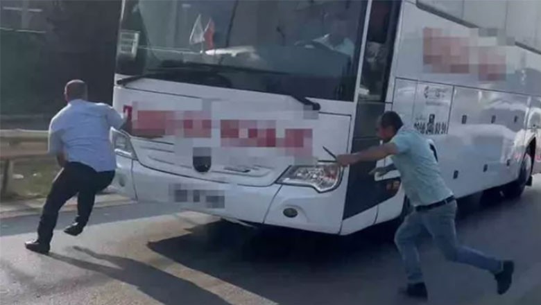 Trafikte Dehşet Anları.Yolcu otobüsünün önünü kesen bir kişi, muavini bıçakla kovaladı...