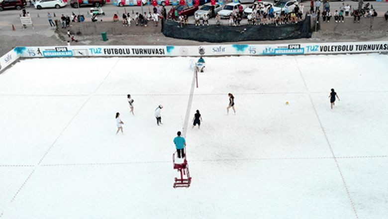 Tuzlu Sahada Voleybol Maçı