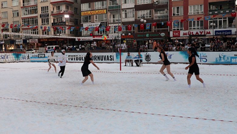 Tuzlu Sahada Voleybol Maçı