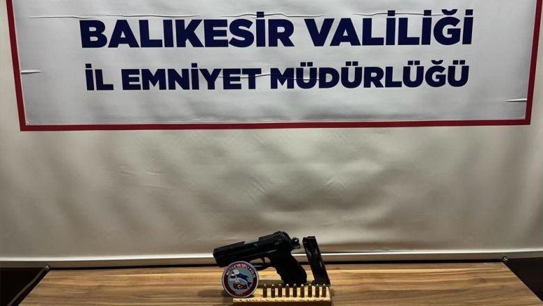 Aranan Şahıslara Geçit Yok : Balıkesir'de 5 İlçeye Eş Zamanlı Operasyon. Balıkesir'de polis ekipleri çeşitli suçlardan aranan şahıslarla olan mücadelesini sürdürüyor. Bu kapsamda 5 ilçeye operasyon gerçekleştirdi.