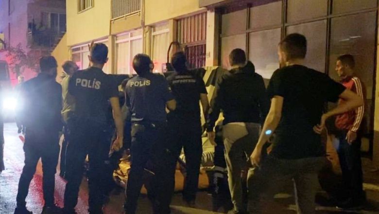 Arkadaşını 3’üncü Kattan Aşağıya Attı. Bir kişi, eraber alkol aldığı arkadaşını 3. kattan aşağıya attı.
