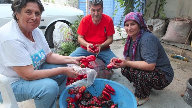 Balıkesir'de İmece Geleneğiyle Kışlık Yiyecek Hazırlığı