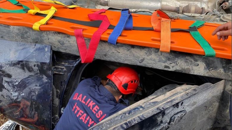 Balıkesir'de Korkunç Kaza ! Balıkesir'in Sındırgı ilçesinde trafik kazası meydana geldi. Otomobil şarampole devrildi. Aynı aileden 5 kişi yara aldı.
