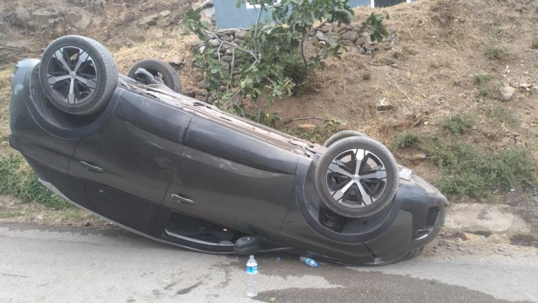 Balıkesir'de Otomobil Devrildi : 5 Kişi Yara Aldı. Balıkesir'in Edremit ilçesinde bir otomobil devrildi. Devrilen otomobildeki 5 kişi yara aldı.