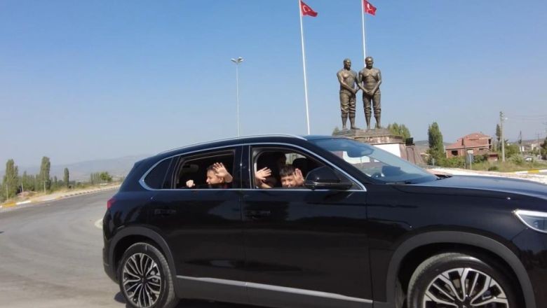 Başkan Yavaş'tan Sıra Dışı TOGG Tanıtımı. Belediye Başkanı Ekrem Yavaş, Balıkesir’in Sındırgı ilçesinde yerli ve milli üretim olan TOGG marka aracı ilçeye tanıttı. Sındırgı’nın çocuklarını TOGG’a bindiren Başkan Yavaş, miniklerle beraber şehir turu attı.