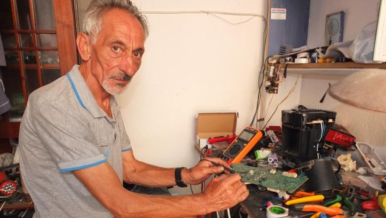 Burhaniye'nin Gizli Kahramanı : Profesörlükten Tamirciliğe . Balıkesir'in Burhaniye ilçesinde, emekli Profesör İsmail Çakır elektronik eşya tamircisi oldu.