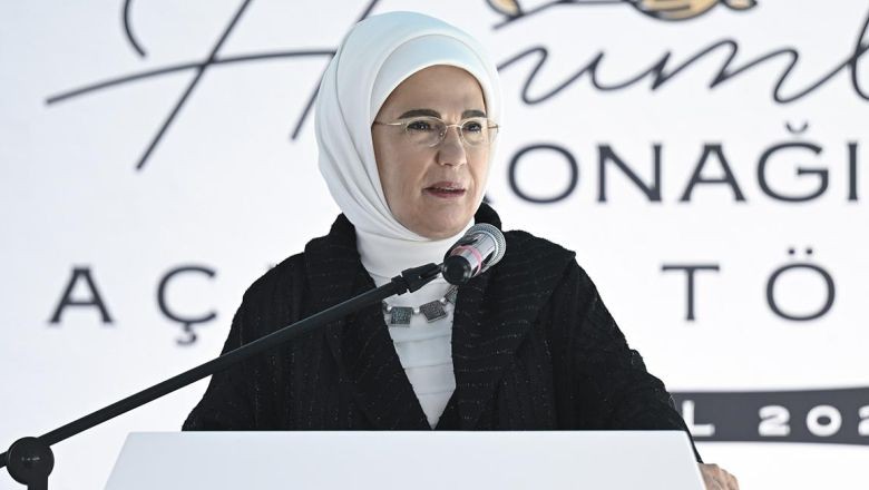 Türkiye'nin hak ve adalet mücadelesinin öncü isimlerinden biri olarak kabul edilen Şule Yüksel Şenler'in anısını yaşatmak amacıyla Şule Yüksel Şenler Hanımlar Konağı inşa edildi. Dün gerçekleşen görkemli bir açılış töreniyle hizmete girdi. Açılış törenine Cumhurbaşkanı Recep Tayyip Erdoğan'ın eşi Emine Erdoğan da katılım gösterdi.