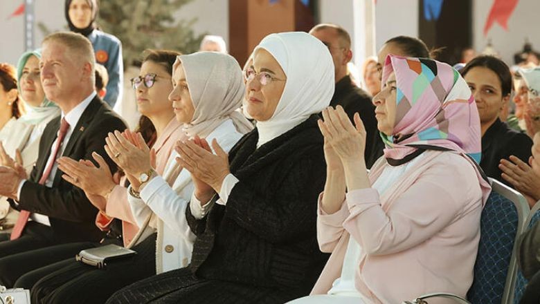 Türkiye'nin hak ve adalet mücadelesinin öncü isimlerinden biri olarak kabul edilen Şule Yüksel Şenler'in anısını yaşatmak amacıyla Şule Yüksel Şenler Hanımlar Konağı inşa edildi. Dün gerçekleşen görkemli bir açılış töreniyle hizmete girdi. Açılış törenine Cumhurbaşkanı Recep Tayyip Erdoğan'ın eşi Emine Erdoğan da katılım gösterdi.