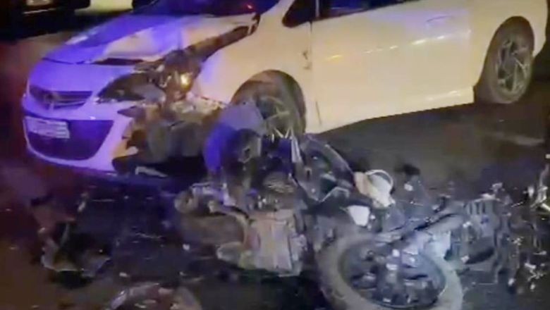 Erdek'te Kaza ! Motosiklet Sürücüsü Metrelerce Sürüklendi. Balıkesir'in Erdek ilçesinde Düzler mevkiinde trafik kazası meydana geldi. 1 kişi yara aldı.